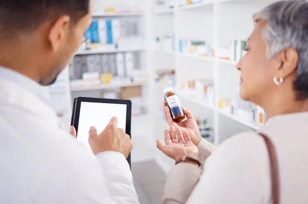 Farmacêutico Digitação Tablet Com Cliente Medicina Pergunta Com Discussão Para — Fotografia de Stock