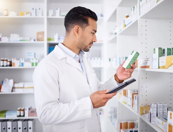 Homem Farmacêutico Tablet Para Pílulas Verificação Estoque Leitura Loja Farmácia — Fotografia de Stock