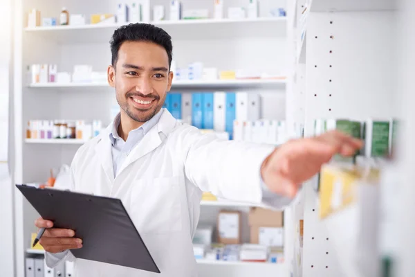 Farmacêutico Medicina Homem Feliz Com Checklist Para Estoque Farmácia Comprimidos — Fotografia de Stock