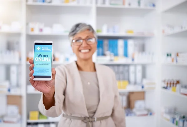 Pharmacy 모바일 기기는 인터넷 밀접하게 연결되어 있거나 흐릿하게 손으로 온라인 — 스톡 사진