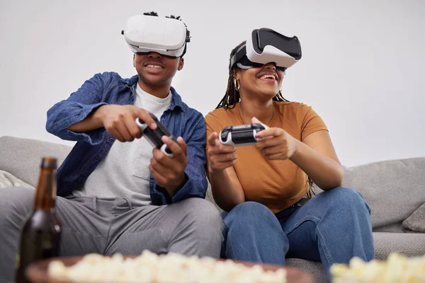 玩和一对夫妇Vr游戏 多样化的眼镜和数字竞赛在沙发上 家和一个拥有未来技术的黑人男人和女人在沙发上的游戏体验 — 图库照片