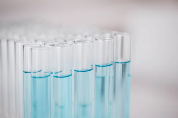 Test Tüpü Mavi Kimyasal Yakın Çekim Laboratuarda Kimya Bilim Çalışması — Stok fotoğraf