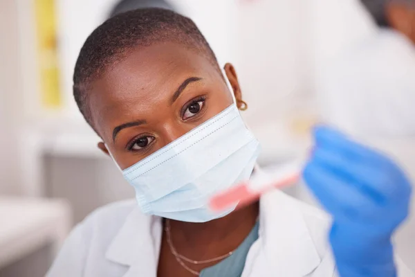 Чорна Жінка Обличчя Маска Аналізу Крові Наука Інновації Вакцині Дослідження — стокове фото