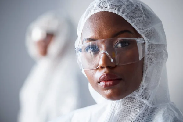 Наука Серйозна Портрет Чорної Жінки Лабораторії Костюмом Безпеки Від Вірусу — стокове фото