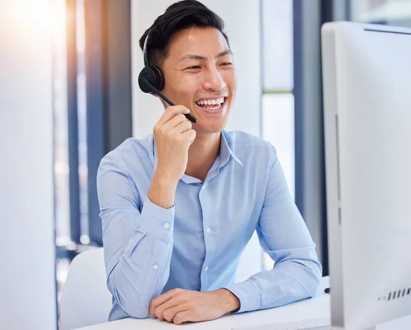 컴퓨터 남자에게 전화하고 소프트웨어 도움을 컨설턴트 비즈니스 에이전트 의사소통 근로자 — 스톡 사진