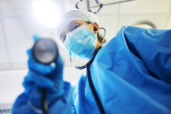 Ομίχλη Χειρουργική Επέμβαση Και Ένας Γιατρός Φως Στο Θέατρο Για — Φωτογραφία Αρχείου