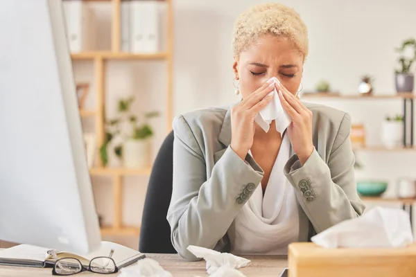 纸巾和一个女商人在办公桌前工作时打喷嚏 生病在办公室里 一名年轻女性员工因工作场所的干草热过敏打喷嚏而出现的感冒 流感或症状 — 图库照片