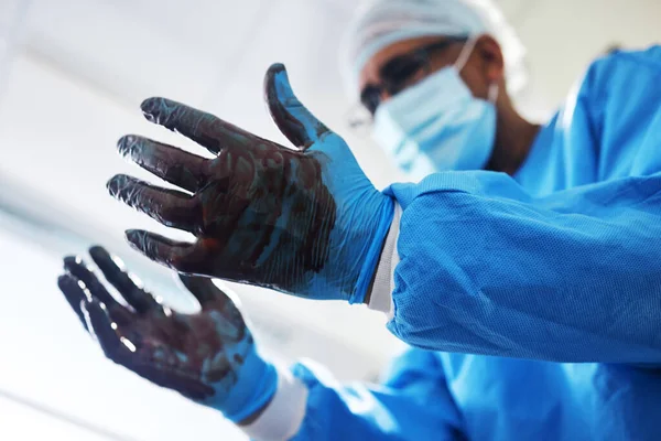 Krew Rękawiczki Operacja Lekarzem Szpitalu Pogotowia Ratunkowego Lub Sali Operacyjnej — Zdjęcie stockowe