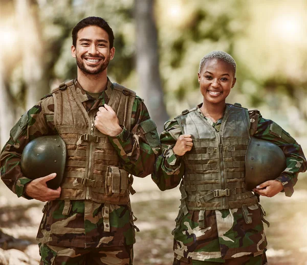幸せな兵士 軍隊と屋外でのサービス 保護と訓練のための自然の中でギアの人々の肖像画 森の中での戦闘 戦闘演習のためのカモフラージュ 軍隊と男と女 — ストック写真