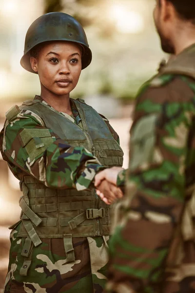 Soldato Militare Uomo Donna Con Stretta Mano Natura Servizio Protezione — Foto Stock