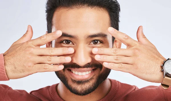 Retrato Sonrisa Hombre Asiático Con Los Dedos Los Ojos Estudio — Foto de Stock