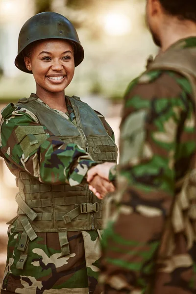 Soldato Esercito Uomo Donna Con Stretta Mano Nella Natura Servizio — Foto Stock