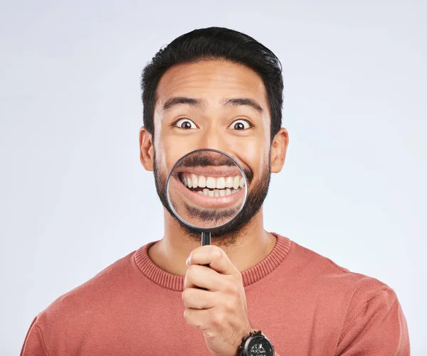 放大镜 嘴巴和肖像的男人与一个微笑的牙齿 美丽或牙齿卫生 健康的亚洲人或带着工具的模特 在白种人的背景下表现出口腔护理的效果 — 图库照片