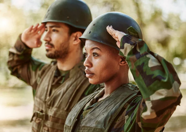 Żołnierz Wojsko Ludzie Salutują Naturze Służbę Ochronę Walkę Świeżym Powietrzu — Zdjęcie stockowe