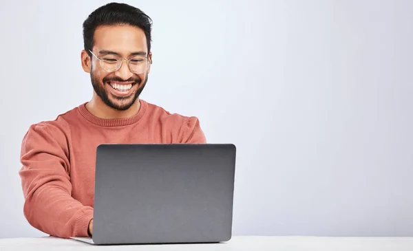 Business Smile Asian Man Laptop Studio Research Typing Social Media — Stock Photo, Image