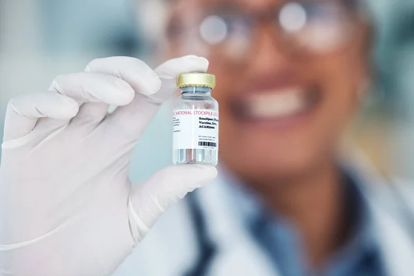 Sağlık Hizmeti Eller Aşı Doktor Geçmişi Bulanık Olan Ilaç Şişesi — Stok fotoğraf