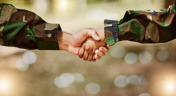 Armee Tarnung Und Handschlag Für Friedensabkommen Problemlösung Und Unterstützung Der — Stockfoto