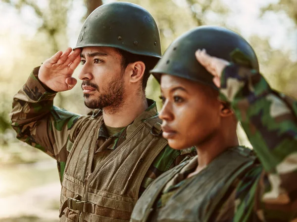 軍と男性と女性は奉仕 保護と屋外での戦いのために自然の中で敬礼 退役軍人の名誉と挨拶と公務のための戦争訓練 国民軍と人々 — ストック写真
