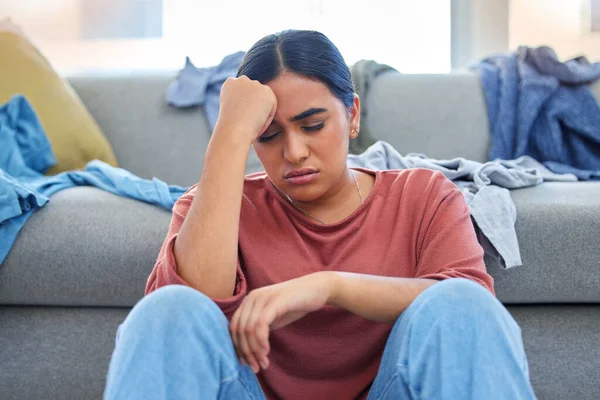 Hoofdpijn Depressie Vrouw Met Stress Van Een Woonkamer Uitgeput Ongelukkig — Stockfoto
