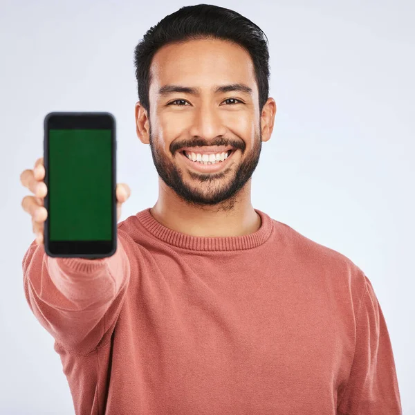 アプリ メニューやグレーの背景にチェックリストのためのモックアップとアジアの男の電話 緑の画面と肖像画 ソーシャルメディアやネットワーキングのためのスマートフォンのプラットフォームを持つ男性のスペース 表示と顔 — ストック写真