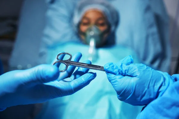 Mãos Tesoura Para Operação Uma Equipa Cirurgiões Com Paciente Sala — Fotografia de Stock