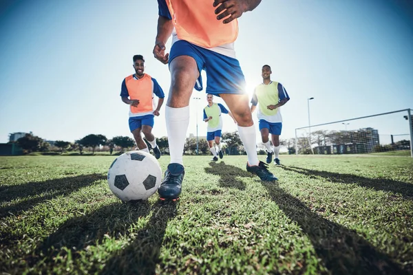 サッカー 男性とアクションで運動 フィールドと運動の目標と健康 フィットネスや競争 男性選手 挑戦と男と選手 エネルギーとトレーニングとサッカーとスポーツ — ストック写真