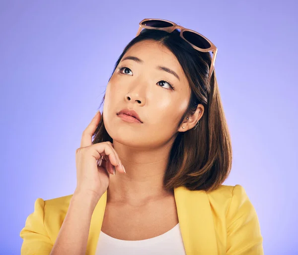 Myślenie Okulary Zastanawianie Się Azjatycką Dziewczyną Lub Pomysł Fioletowym Tle — Zdjęcie stockowe