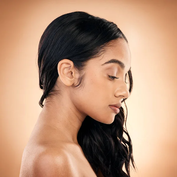 Profil Textura Žena Péčí Vlasy Salonní Ošetření Wellness Hnědém Pozadí — Stock fotografie