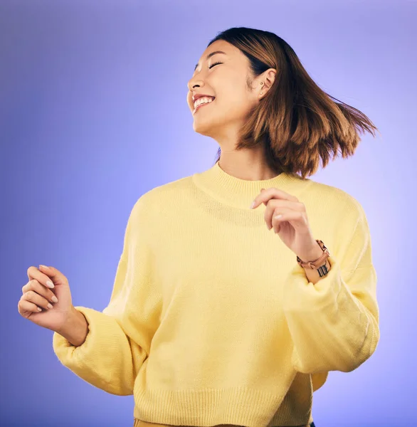 Szczęśliwa Azjatycka Kobieta Taniec Muzyka Wolności Lub Casual Mody Fioletowym — Zdjęcie stockowe