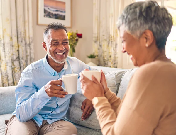 Kawa Śmiech Para Seniorów Kanapie Salonie Relaks Podczas Rozmowy Uśmiech — Zdjęcie stockowe