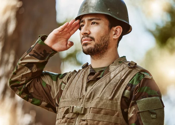 军人和人类在野外服务 保护和战斗训练的本质上是敬礼的 国家军队和身居要职的男性在树林中的荣誉 问候和官方职务 — 图库照片