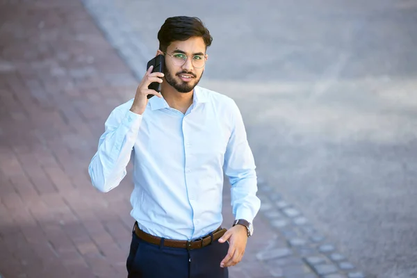 Retrato Hombre Indio Llamada Telefónica Con Profesional Exterior Para Comunicación — Foto de Stock