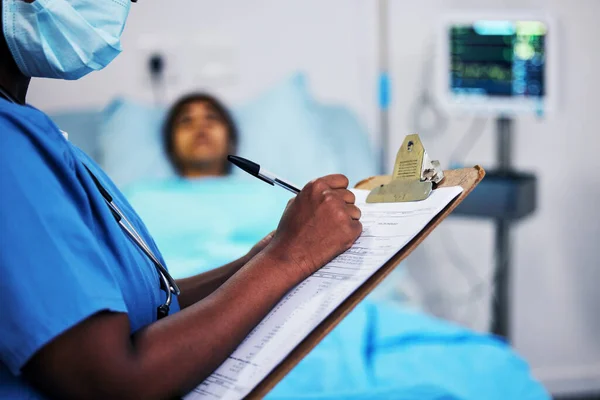 Handen Gezondheidszorg Een Verpleegkundige Die Schrijven Documenten Een Ziekenhuis Tijdens — Stockfoto