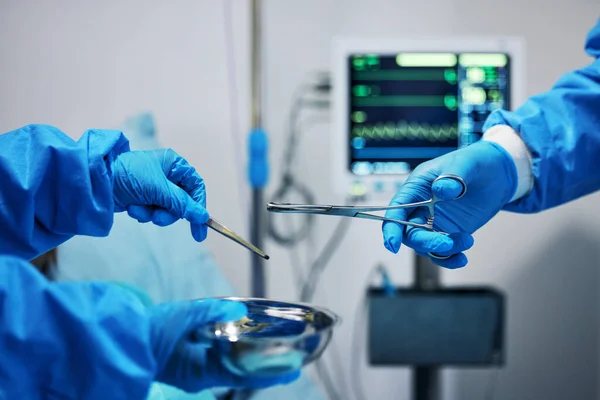 Chirurgia Nożyczki Rękach Lekarz Pielęgniarką Zdrowie Zabieg Medyczny Sprzęt Metalowy — Zdjęcie stockowe