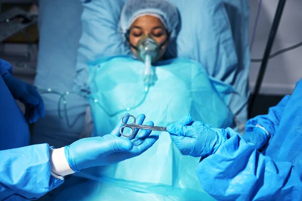 Mãos Tesoura Cirurgia Com Uma Equipe Médicos Operando Paciente Sala — Fotografia de Stock