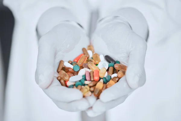 Φαρμακείο Φάρμακα Και Χάπια Χέρια Του Γιατρού Για Την Προσφορά — Φωτογραφία Αρχείου