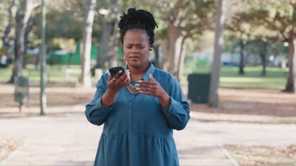 Žena Problém Hledat Spojení Telefonem Závada Hledají Mobilní Síť Parku — Stock video