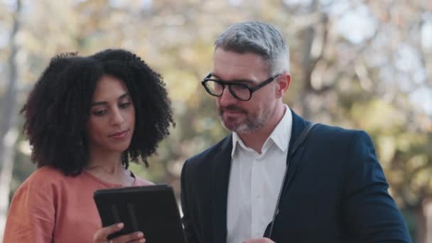 Discussão Tablet Pessoas Negócios Parque Trabalhando Livre Para Site Line — Vídeo de Stock