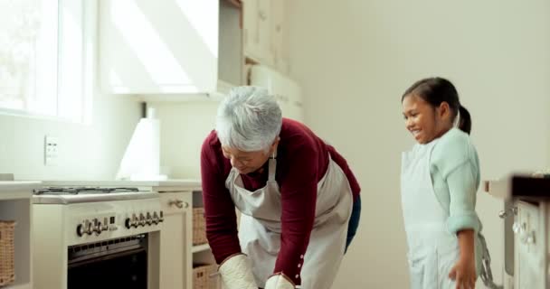 Aufgeregtes Mädchen Lernen Und Kochen Mit Großmutter Backofen Küche Und — Stockvideo