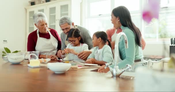 Duża Rodzina Razem Dzieci Nauka Gotowania Pieczenia Ciasta Lub Jakości — Wideo stockowe