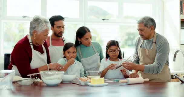 在厨房里与大家庭一起做饭 帮助和烘焙 以便学习 世代和支持 早餐和祖父母 带着孩子和父母在家吃饼干 教书和做饭 — 图库视频影像