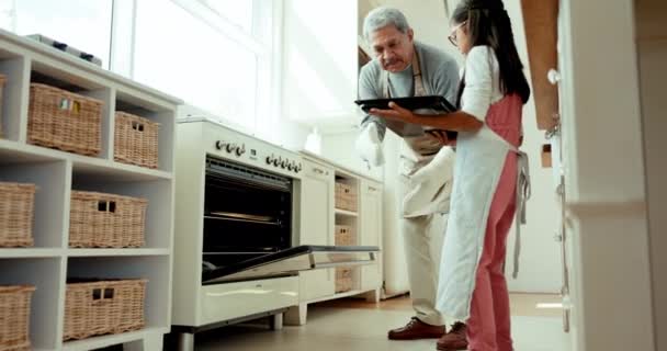 Backen Ofen Und Alter Mann Mit Kind Einer Küche Zum — Stockvideo