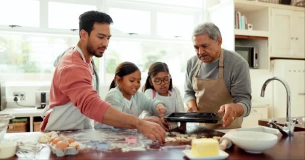 Matlagning Undervisning Och Bakning Med Stor Familj Köket För Lärande — Stockvideo