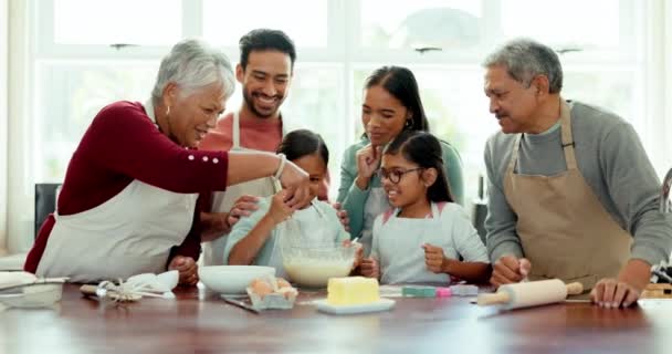 在厨房里与大家庭一起做饭 烘焙和烘焙 为学习 世代和支持 早餐和祖父母 他们带着孩子和父母在家里为饼干 教学和厨师大笑 — 图库视频影像