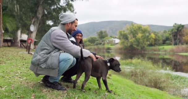 Pareja Campo Relajarse Con Perro Junto Lago Vinculación Divertirse Juntos — Vídeos de Stock