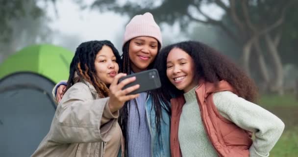 Přátelé Venku Kempování Selfie Dobrodružství Štěstí Pamětí Přírodou Ženami Lese — Stock video