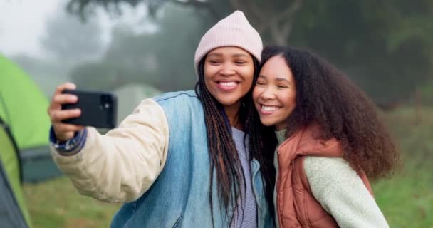 キャンプや自撮り 冒険や森の中での思い出 自然と女性との幸福 写真の中の幸せな女性の屋外 ソーシャルメディアの投稿と笑顔 森の中の旅行やキャンパー — ストック動画