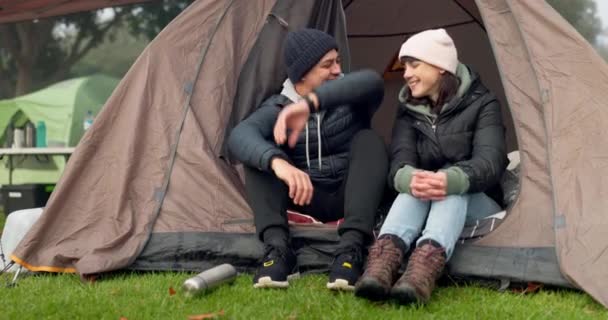 テント 抱擁と自然の中で一緒に旅行 荒野の休暇の冒険のためのカップルキャンプ 森や森の中で抱き合っている若い男と女性と自由またはリラックスしながら結合 — ストック動画