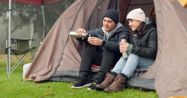 咖啡和夫妻一起在大自然中露营 一起去旅行 去野外度假 与在森林或树林里喝茶的年轻男女在一起时 自由或放松 — 图库视频影像