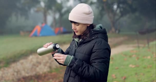 冬天和喝茶在寒冷的早晨露营 新鲜空气和放松的自由 女露营者倒入热饮瓶 供自然 森林及徒步旅行之用 — 图库视频影像